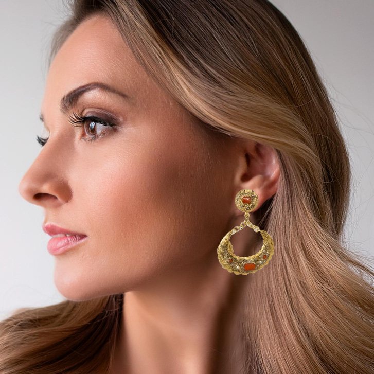 Frau mit goldenen Edelstein-Ohrringen – Juwelier Stadler in Baden bei Wien